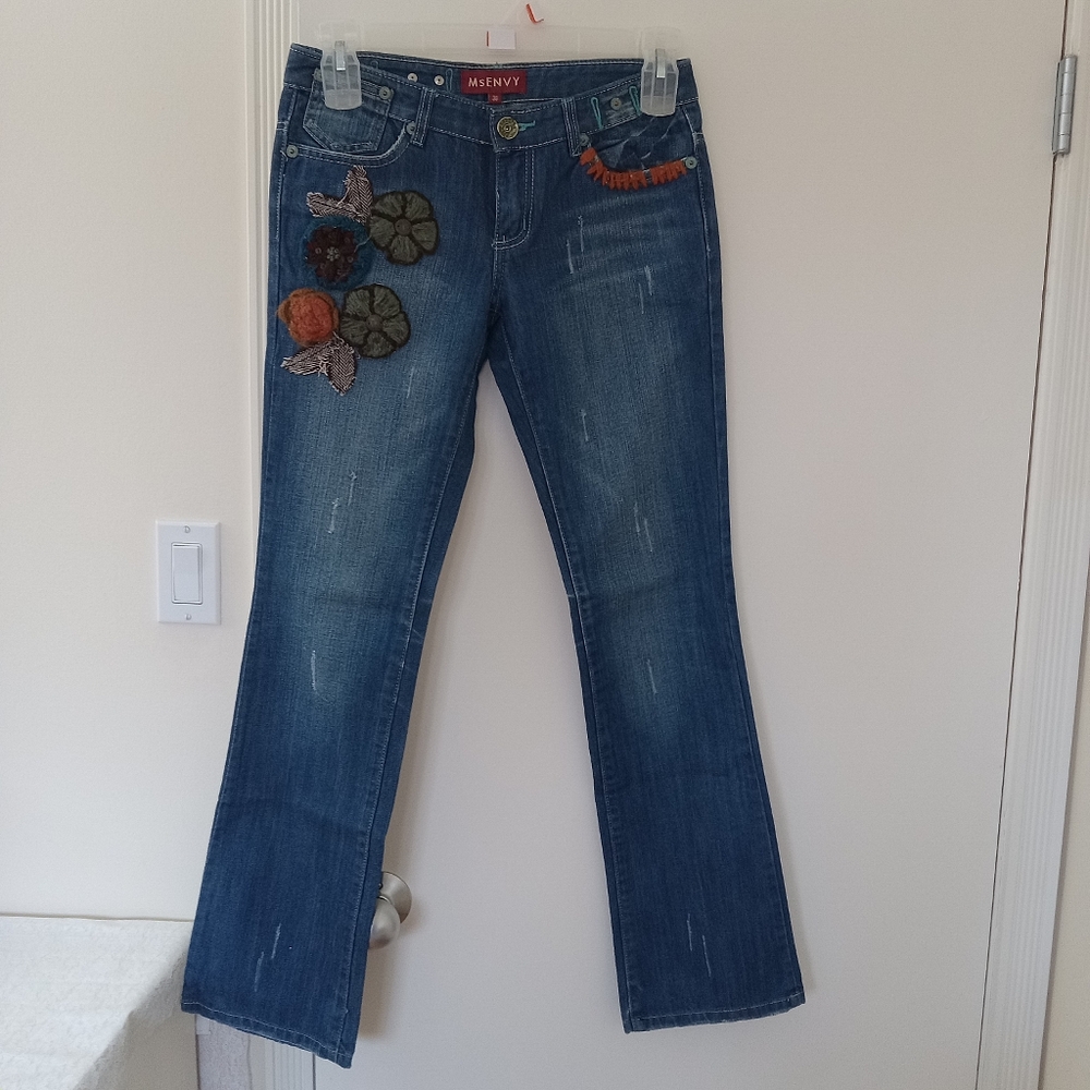 Women's Blue Jeans With Floral Sewing Details And Embroidery